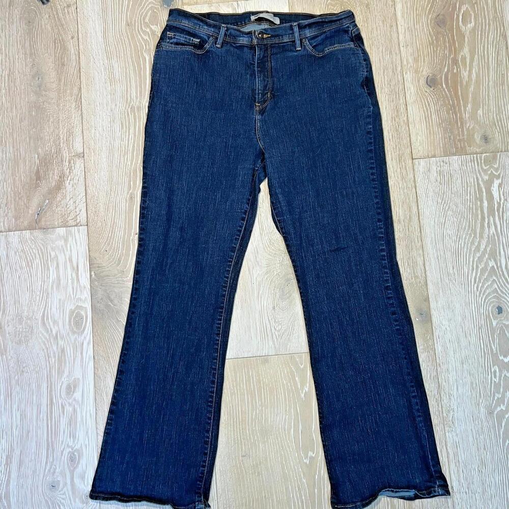 The Levi's 512 Women's Size 16M Jeans in Blue Medium Rinse are a stylish and ver